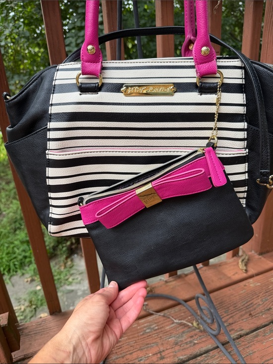 Betsey Johnson Handbags - Luv Betsey Johnson Black & Striped Satchel w/ Matching Wristlet 2 BJ 🌺